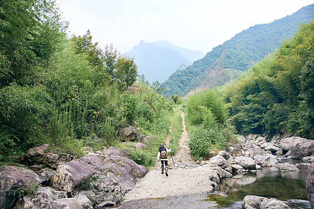 登山户外文艺青年女性户外徒步背影背景