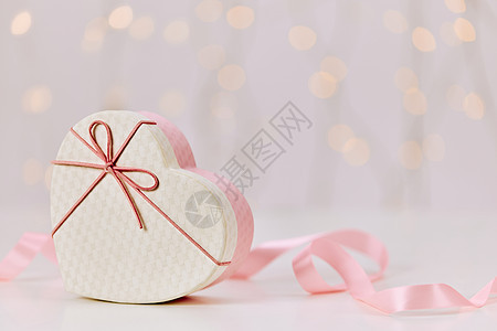 灯光前的情人节礼物礼盒图片