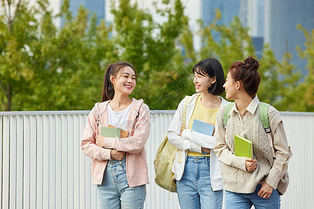 上学路上女孩上学路上聊天的女大学生背景