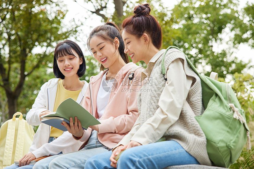 学生同学坐在一起看书图片