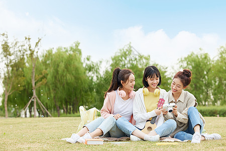 女性友人一起在户外聚会玩耍高清图片