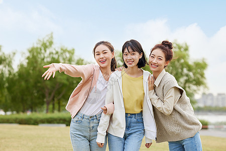 一起在户外玩耍的女大学生高清图片