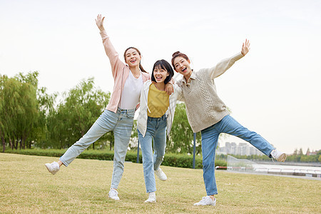 在户外玩耍的青春女大学生图片