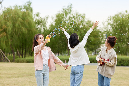 在户外玩耍的女大学生图片