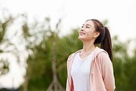 户外青春女大学生形象图片