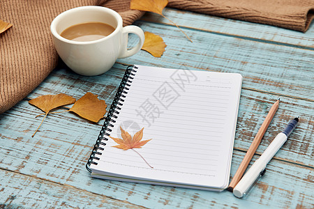 咖啡模板秋日模板上的笔记本与落叶背景