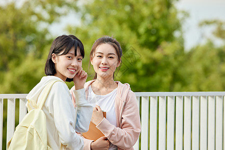 结伴上学的女大学生图片