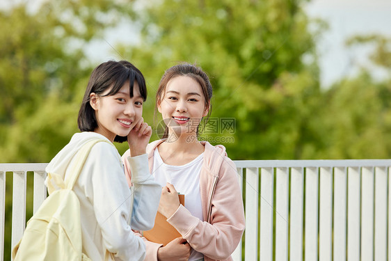 结伴上学的女大学生图片