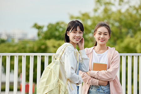 校园里青春的女大学生图片