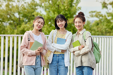 校园里的活力女大学生图片