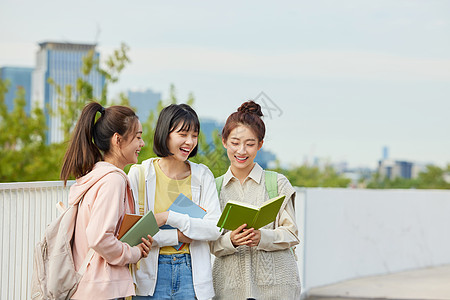 校园户外看书的女大学生图片