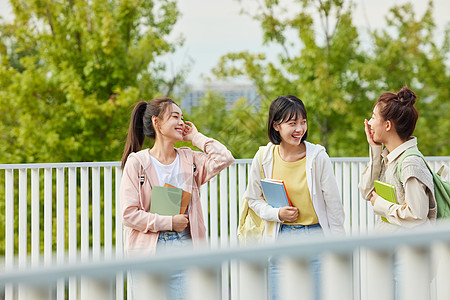 结伴上学的青年女大学生图片