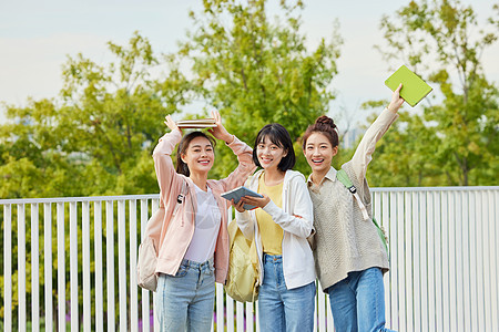 结伴上学的活力女大学生图片