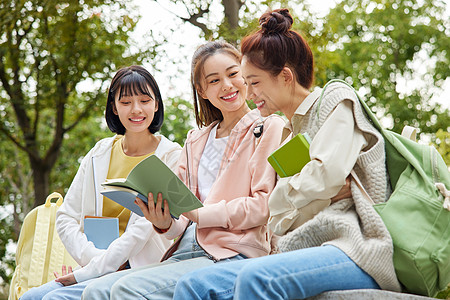 校园里一起看书的女大学生闺蜜图片