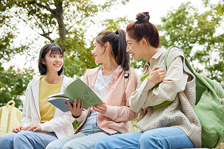 外面的世界校园里一起看书的女大学生背景