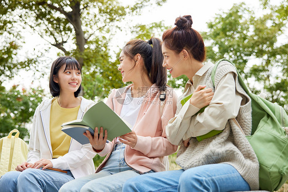 校园里一起看书的女大学生图片