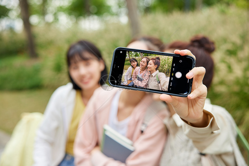 女大学生一起在室外玩自拍图片