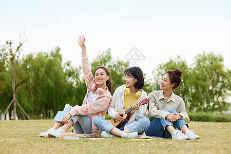 活力女大学生一起在室外玩耍高清图片