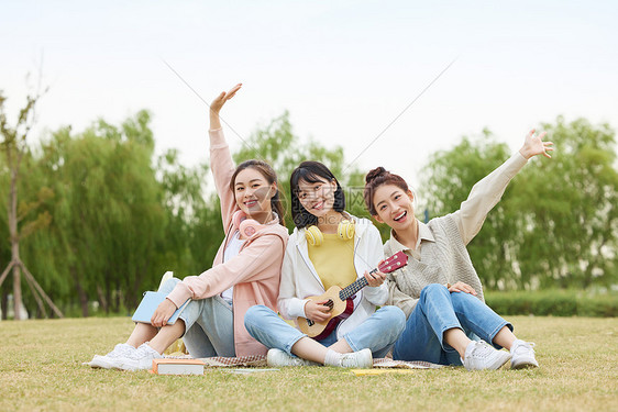 一起在室外玩耍的女大学生图片