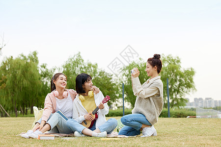 一起在室外玩耍的女大学生图片