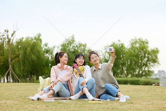 女大学生一起在室外玩耍自拍图片