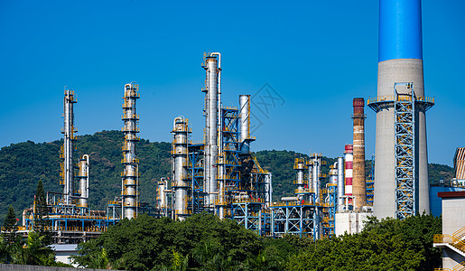 蓝天下的石油化工工厂图片
