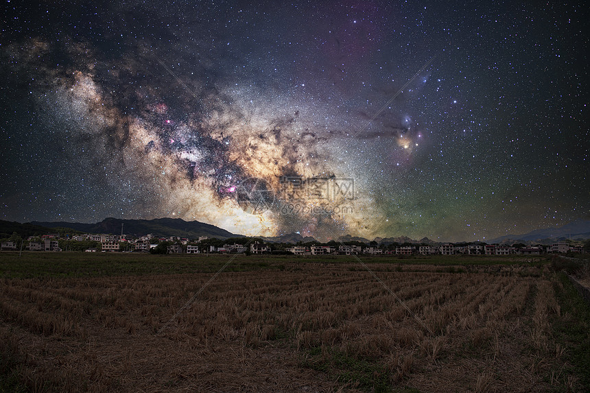 星空银河下的村庄稻田图片