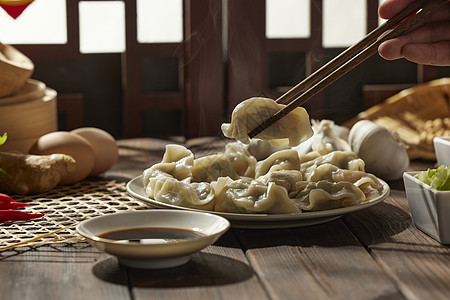 筷子夹起刚出锅的水饺特写高清图片