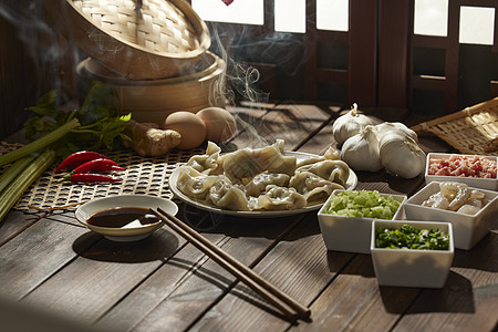 一盘刚出锅的水饺背景图片