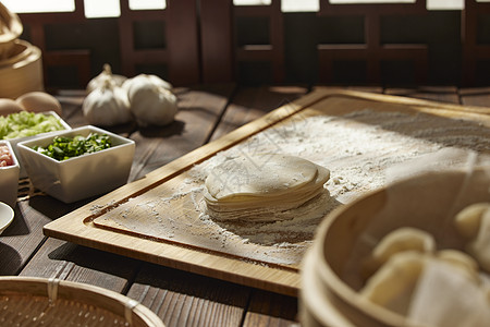 桌上的饺子皮原料图片