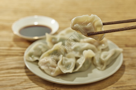 筷子夹起盘子里的水饺特写背景图片