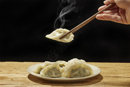 筷子夹起新鲜水饺特写图片