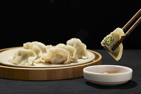 照片  |筷子夹起新鲜水饺特写照片  |切芹菜剁菜饺子馅,照片  |制作