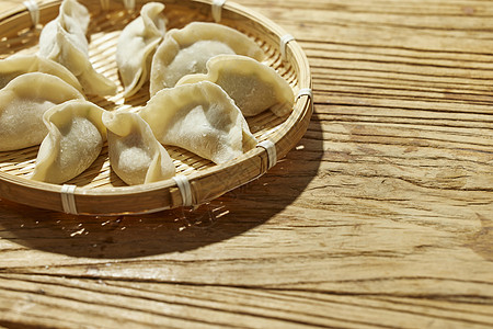 木桌子上的生水饺图片