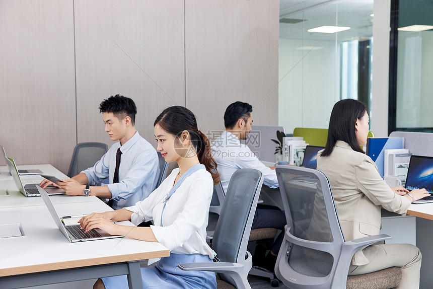 商务白领们在办公室工作高清图片下载-正版图片506952078-摄图网
