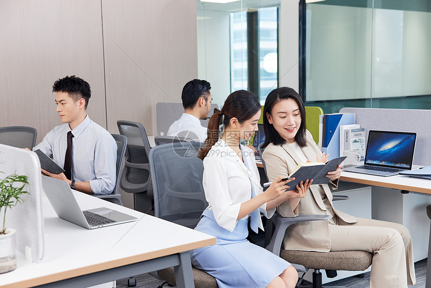商务白领在办公室工作高清图片下载-正版图片506952080-摄图网