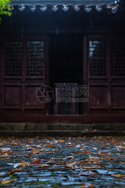 秋雨中的苏州天平山秋景图片
