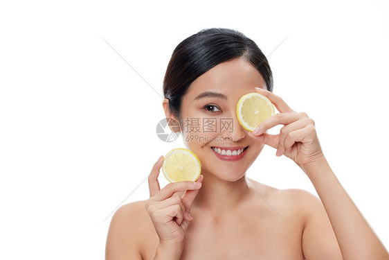 年轻美女手拿柠檬护肤概念图片