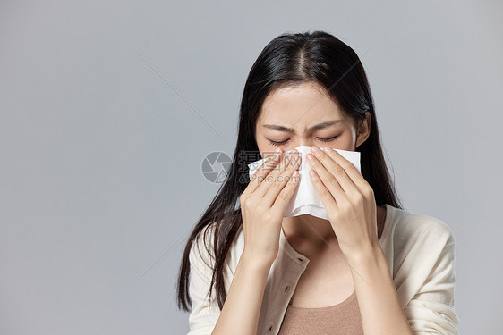 鼻炎过敏打喷嚏的女性图片