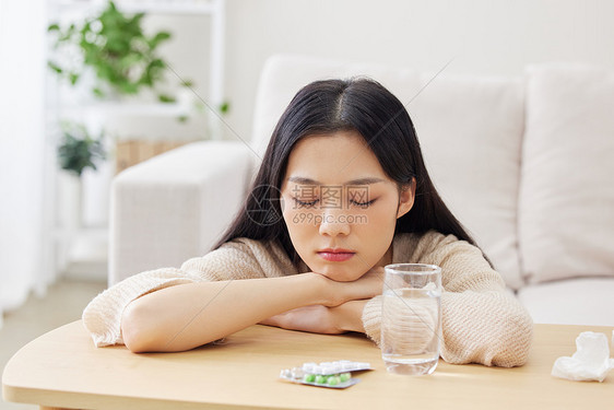 生病吃药的居家青年女性图片