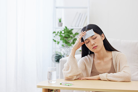 发烧的女性使用退烧贴图片素材