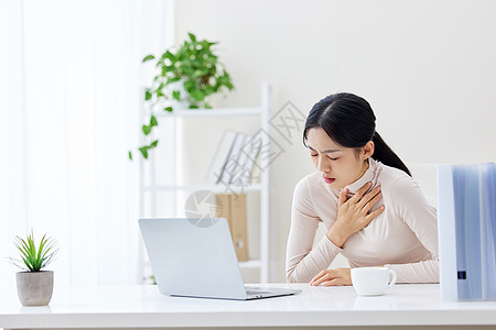 生病捂着胸口的职场女性高清图片