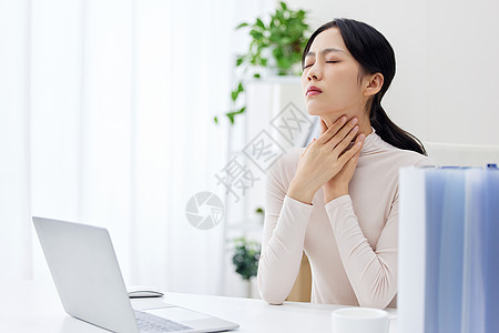 咽喉不舒服的职场女性图片