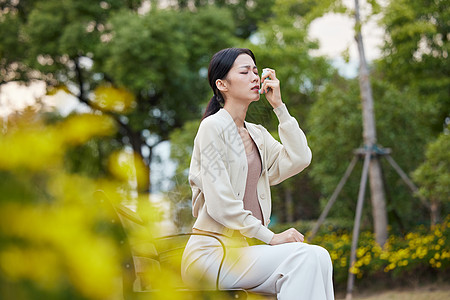 呼吸道感染室外过敏女性使用哮喘喷雾背景