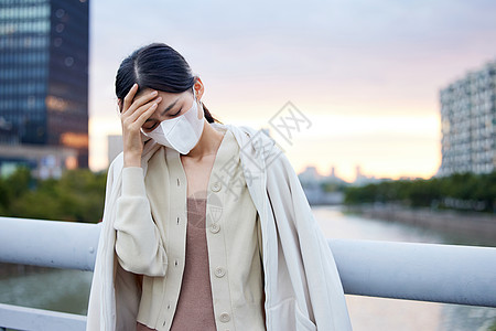 青年女性户外生病头晕头痛图片