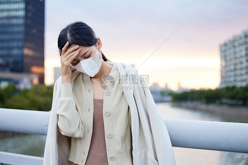 青年女性户外生病头晕头痛图片