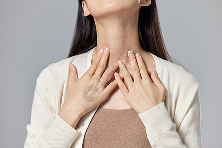 脖子过敏瘙痒抓挠的女性特写图片素材