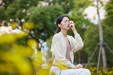 呼吸道感染女性室外使用哮喘喷雾治疗背景