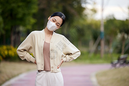 腰部不舒服的女性图片