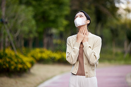 女性呼吸困难捂喉咙图片